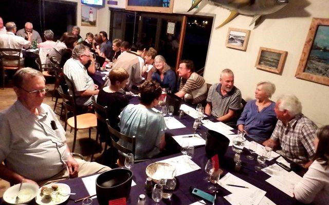 â€˜n Gesellige oomblik tydens Gansbaai Wynproegilde in The Boathouse restaurant in Gansbaai hawe